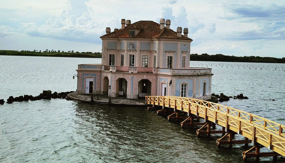 Associazione Misenum -Il lago Fusaro e la Casina Vanvitelliana al tramonto